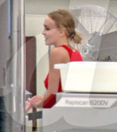 PEOPLE - Lily-Rose Depp mit Ash Stymest am Flughafen von LA