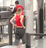 PEOPLE - Lily-Rose Depp mit Ash Stymest am Flughafen von LA