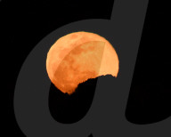 FEATURE - Dramatischer Vollmond am April-Himmel