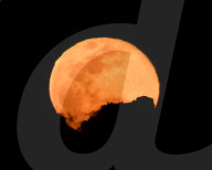 FEATURE - Dramatischer Vollmond am April-Himmel