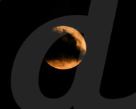 FEATURE - Dramatischer Vollmond am April-Himmel