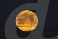 FEATURE - Dramatischer Vollmond am April-Himmel