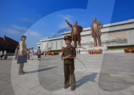 REPORTAGE - Soldatinnen und Soldaten prägen das Alltagsbild in Nordkorea