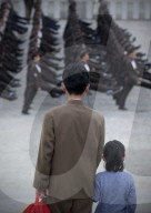 REPORTAGE - Soldatinnen und Soldaten prägen das Alltagsbild in Nordkorea