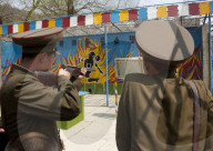 REPORTAGE - Soldatinnen und Soldaten prägen das Alltagsbild in Nordkorea