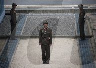 REPORTAGE - Soldatinnen und Soldaten prägen das Alltagsbild in Nordkorea