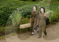 REPORTAGE - Soldatinnen und Soldaten prägen das Alltagsbild in Nordkorea