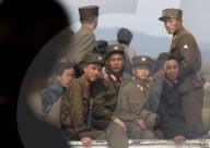 REPORTAGE - Soldatinnen und Soldaten prägen das Alltagsbild in Nordkorea