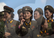 REPORTAGE - Soldatinnen und Soldaten prägen das Alltagsbild in Nordkorea