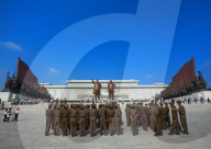 REPORTAGE - Soldatinnen und Soldaten prägen das Alltagsbild in Nordkorea
