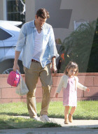 EXKLUSIV - Ashton Kutcher mit seiner Tochter Wyatt in Studio City unterwegs