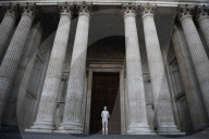 NEWS - Mark Wallinger's Statue "Ecce Homo" steht nun vor der St.Pauls Cathedral
