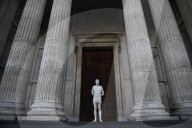NEWS - Mark Wallinger's Statue "Ecce Homo" steht nun vor der St.Pauls Cathedral