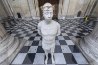 NEWS - Mark Wallinger's Statue "Ecce Homo" steht nun vor der St.Pauls Cathedral