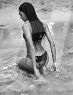 PEOPLE - Joan Smalls zeigt 'Smart & Sexy' Bademode