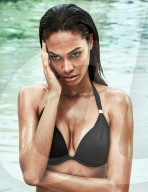 PEOPLE - Joan Smalls zeigt 'Smart & Sexy' Bademode