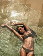 PEOPLE - Joan Smalls zeigt 'Smart & Sexy' Bademode
