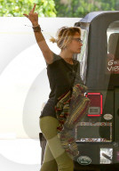 PEOPLE - Paris Jackson zeigt dem Fotografen den Stinkefinger