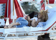 PEOPLE - Jaden Smith turtelt mit Odessa Adlon am Beach von Miami