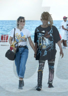 PEOPLE - Jaden Smith turtelt mit Odessa Adlon am Beach von Miami