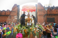 NEWS - Songkran: Thailand feiert Neujahr mit Wasserschlachten