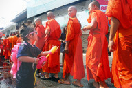 NEWS - Songkran: Thailand feiert Neujahr mit Wasserschlachten