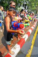 NEWS - Songkran: Thailand feiert Neujahr mit Wasserschlachten