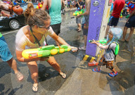 NEWS - Songkran: Thailand feiert Neujahr mit Wasserschlachten