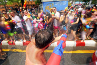 NEWS - Songkran: Thailand feiert Neujahr mit Wasserschlachten