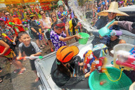 NEWS - Songkran: Thailand feiert Neujahr mit Wasserschlachten