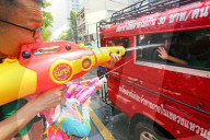 NEWS - Songkran: Thailand feiert Neujahr mit Wasserschlachten