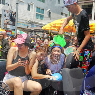 NEWS - Songkran: Thailand feiert Neujahr mit Wasserschlachten