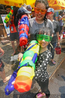 NEWS - Songkran: Thailand feiert Neujahr mit Wasserschlachten