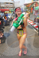 NEWS - Songkran: Thailand feiert Neujahr mit Wasserschlachten