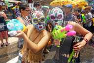 NEWS - Songkran: Thailand feiert Neujahr mit Wasserschlachten