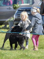 PEOPLE - Royale Cousinen: Savannah und Isla Phillips mit Mia Grace Tindall an den Gatcombe Horse Trails
