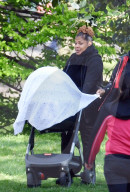 EXKLUSIV - Janet Jackson mit Baby Eissa im Park in London