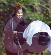 EXKLUSIV - Janet Jackson mit Baby Eissa im Park in London