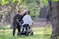 EXKLUSIV - Janet Jackson mit Baby Eissa im Park in London