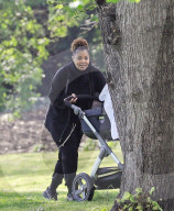 EXKLUSIV - Janet Jackson mit Baby Eissa im Park in London