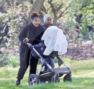 EXKLUSIV - Janet Jackson mit Baby Eissa im Park in London