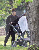 EXKLUSIV - Janet Jackson mit Baby Eissa im Park in London