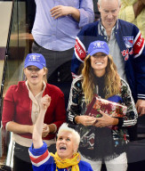 PEOPLE - Promis am New York Rangers Game