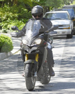 PEOPLE - Bradley Cooper mit dem Töff in LA unterwegs