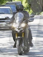 PEOPLE - Bradley Cooper mit dem Töff in LA unterwegs