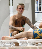 EXKLUSIV - Justin Bieber sonnt sich am Pool in Miami