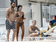 EXKLUSIV - Justin Bieber sonnt sich am Pool in Miami