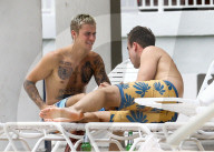 EXKLUSIV - Justin Bieber sonnt sich am Pool in Miami
