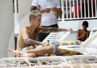 EXKLUSIV - Justin Bieber sonnt sich am Pool in Miami