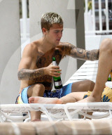 EXKLUSIV - Justin Bieber sonnt sich am Pool in Miami